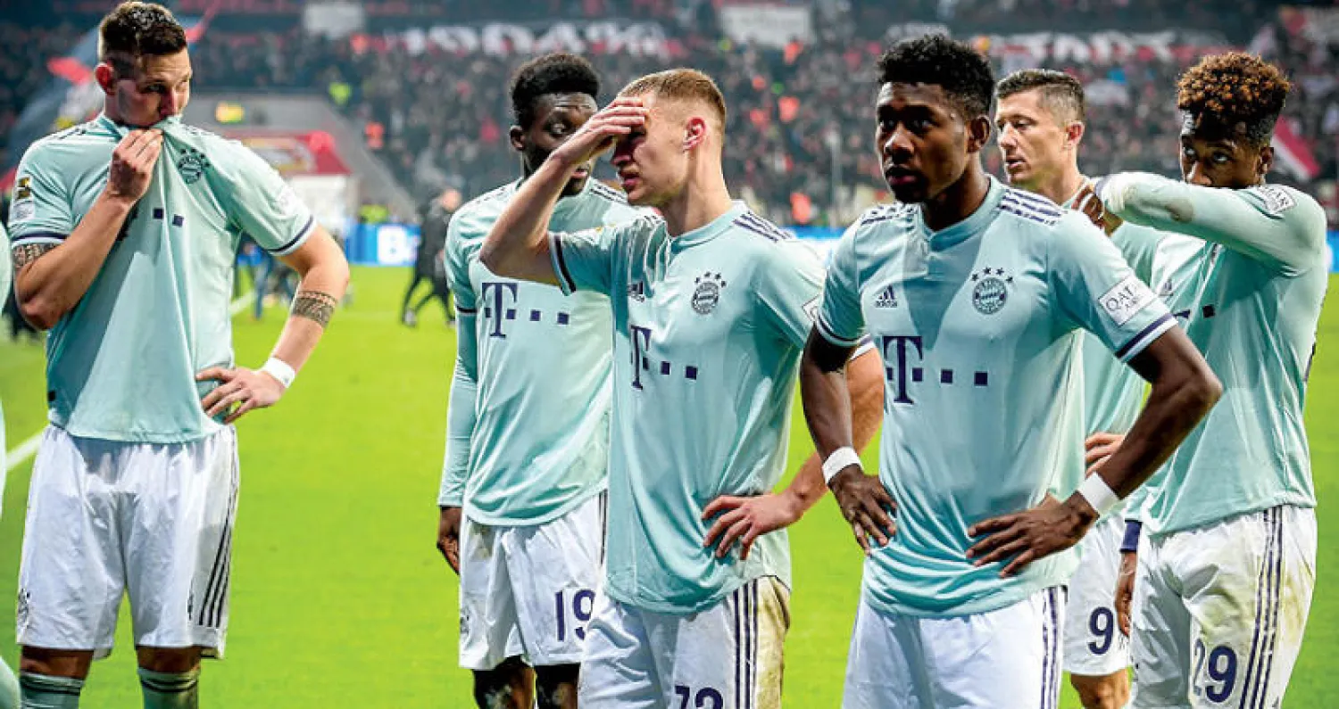 لاعبو بايرن ميونيخ وخيبة الهزيمة أمام ليفركوزن (إ.ب.أ)