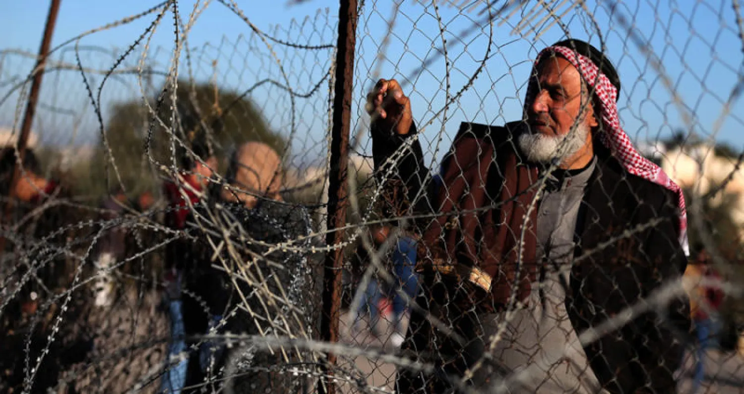 فلسطيني في رفح ينتظر السماح له بالدخول إلى الأراضي المصرية أمس (رويترز)