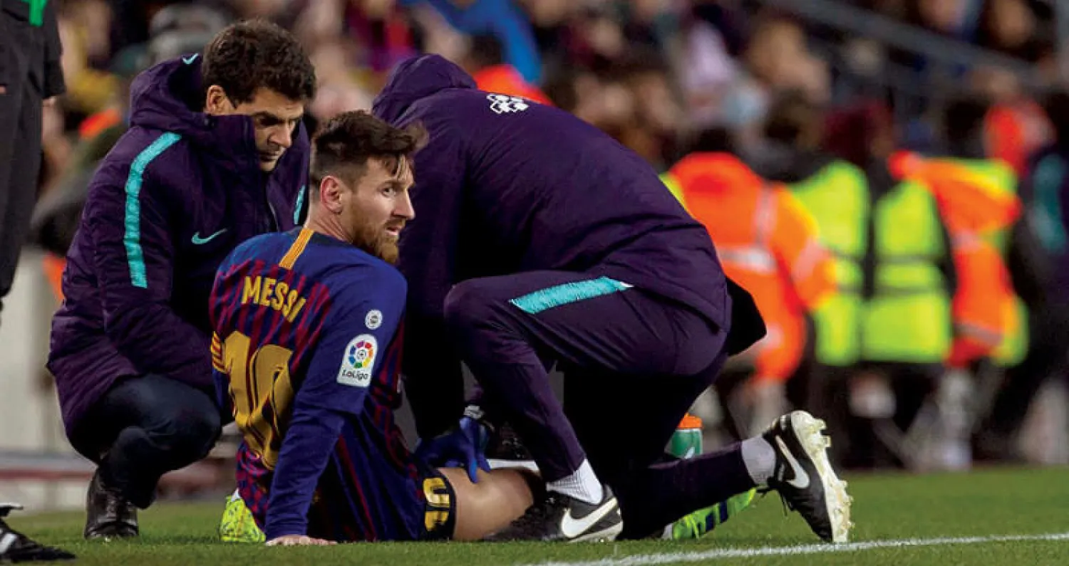 ميسي يتلقى العلاج خلال مباراة برشلونة وفالنسيا (إ.ب.أ)