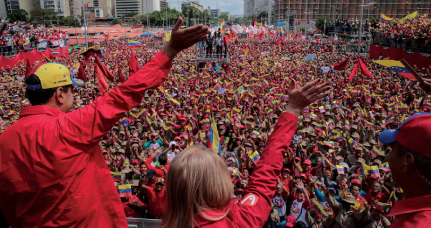 صورة نشرتها الرئاسة الفنزويلية لمادورو وهو يحيي أنصاره في كراكاس أول من أمس (أ.ف.ب)