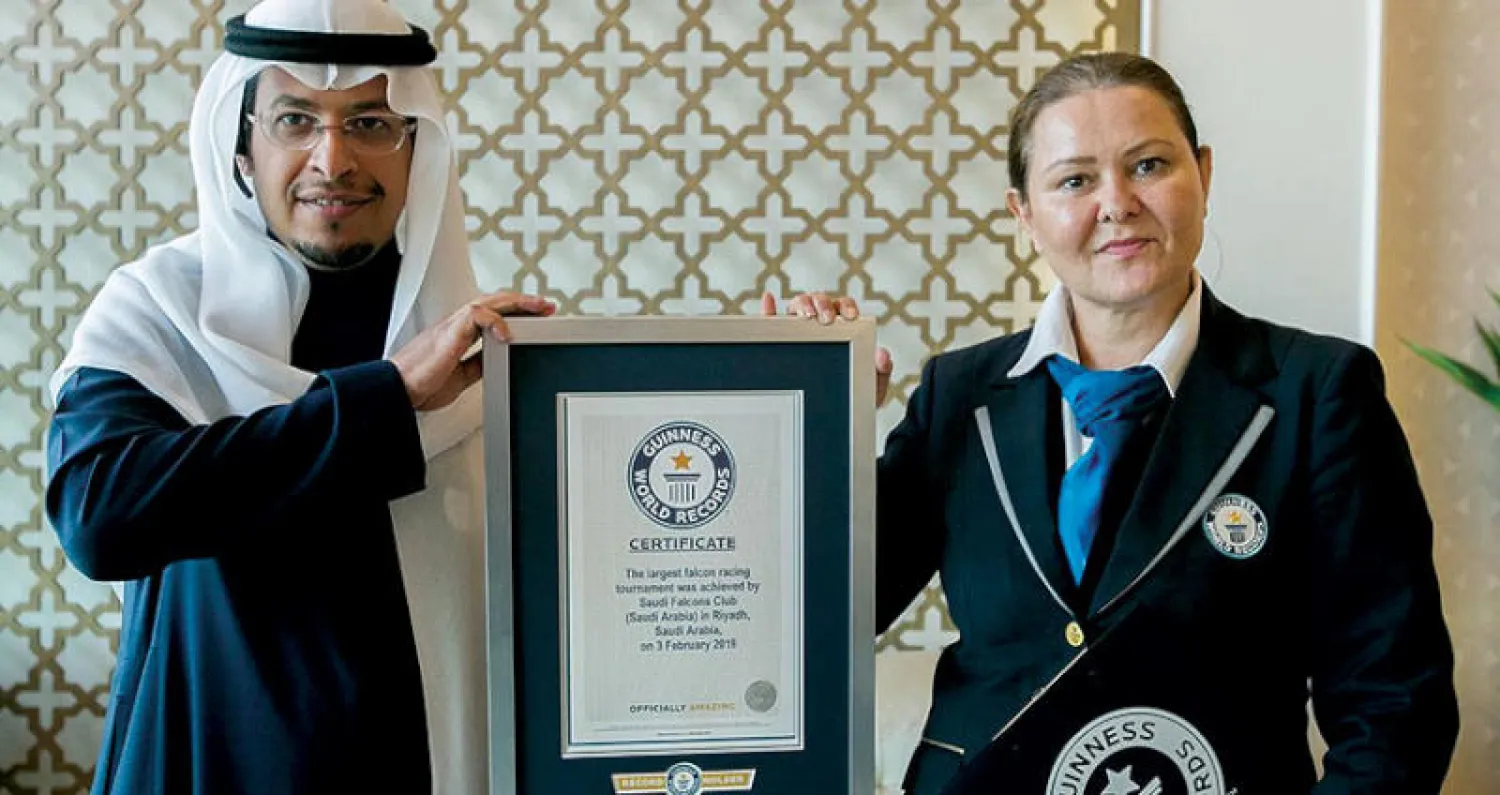 حسام الحزيمي يتسلّم شهادة دخول المهرجان إلى «غينيس» من ممثلتها شيدا سوباسي جيميسي