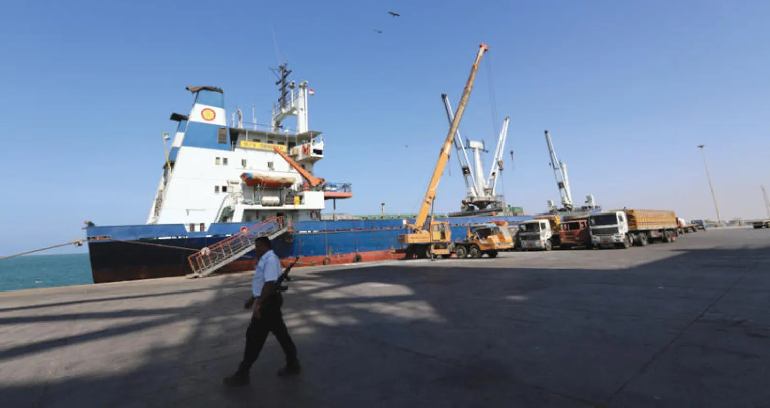 جندي حوثي في ميناء الحديدة (رويترز)