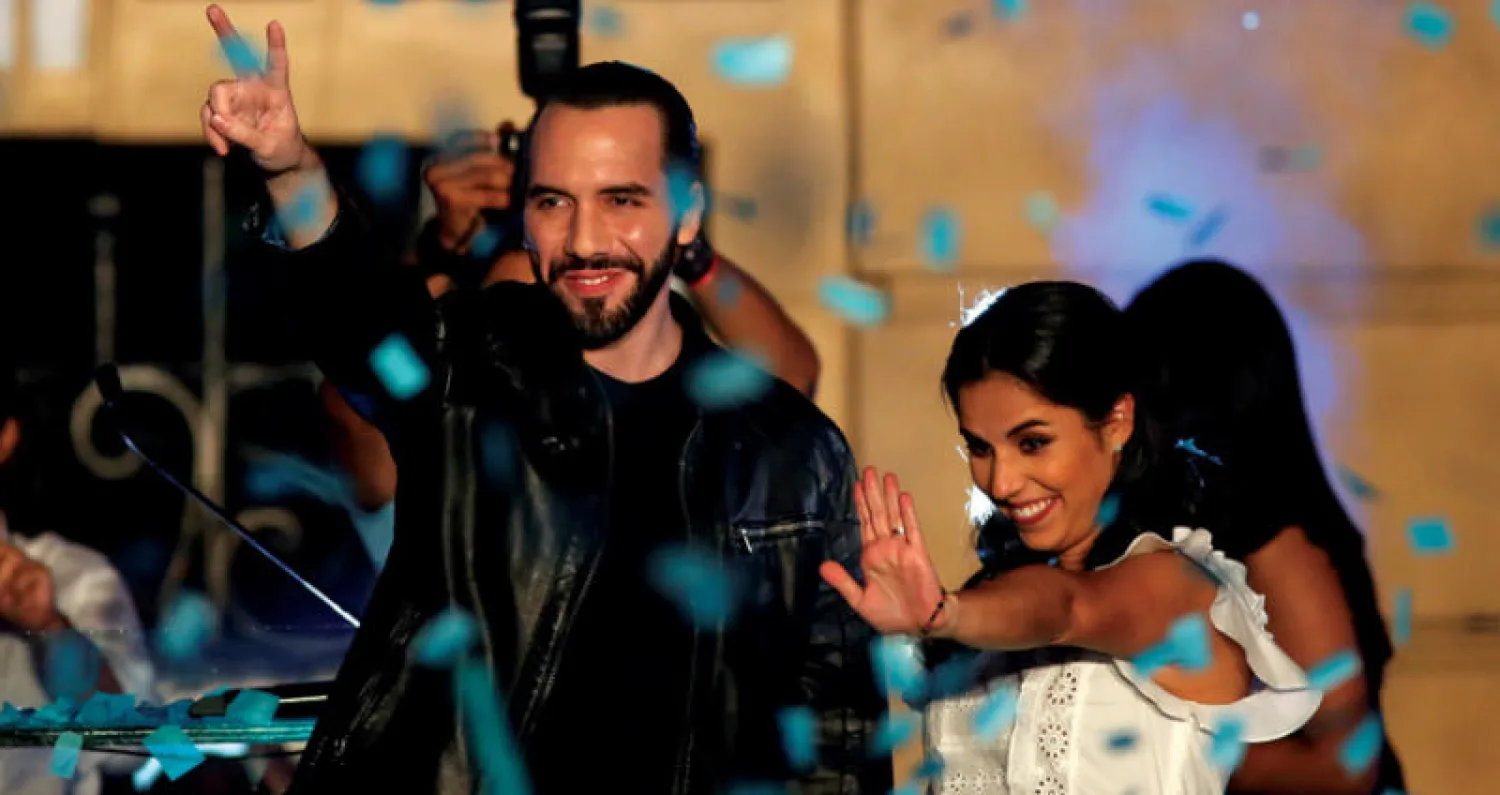 بوكيلة وزوجته غابرييلا يحتفلان مع أنصارهما في سان سلفادور أول من أمس (رويترز)