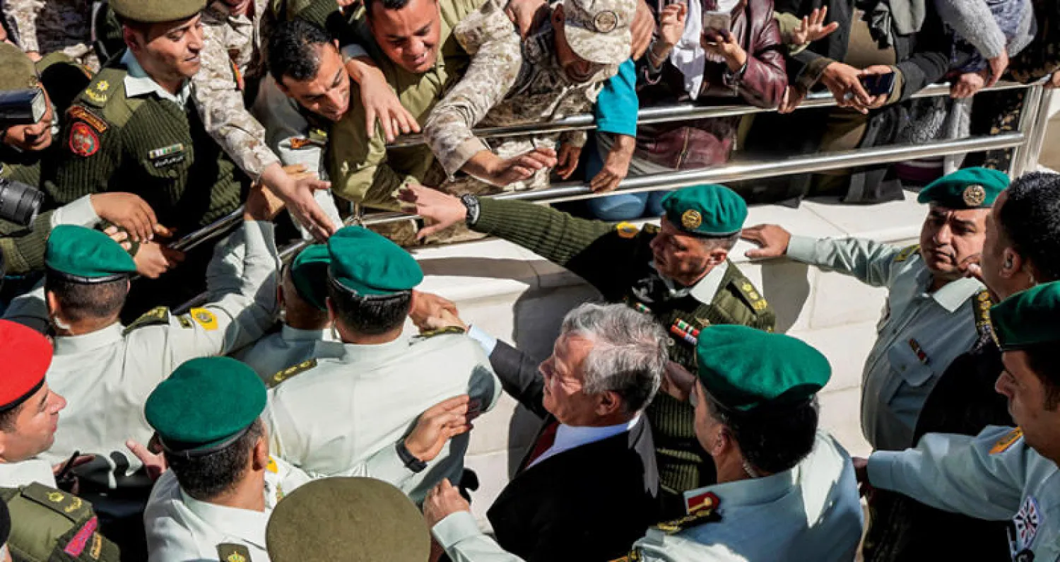 الملك عبد الله الثاني عاهل الأردن يصافح الجنود في زيارة لمستشفى عالية العسكري (أ.ف.ب)