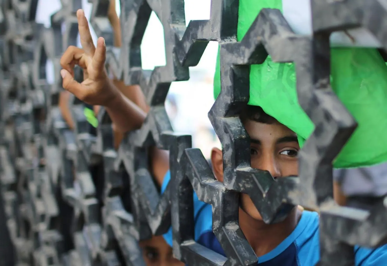 A Palestinian boy takes part in a protest against abducted Palestinians in Sinai, at the gate of Rafah crossing between Egypt and southern Gaza Strip August 20, 2015. REUTERS/Ibraheem Abu Mustafa