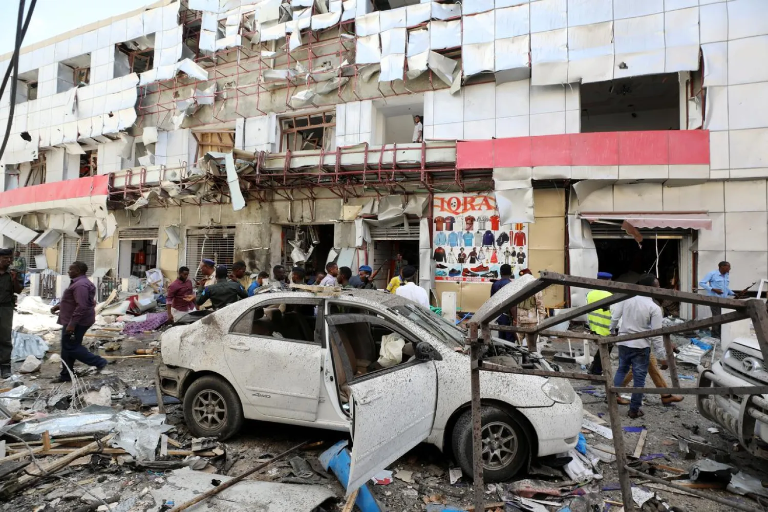 Somali security forces walk through the scene of an explosion in Mogadishu, Somalia February 4, 2019. (Reuters)