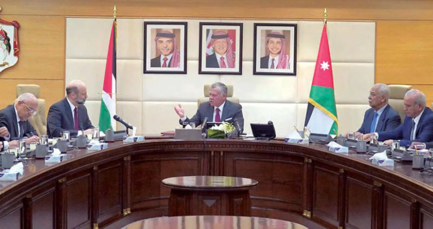 الملك الأردني خلال ترؤسه جلسة مجلس الوزراء اليوم في العاصمة عمان (بترا)