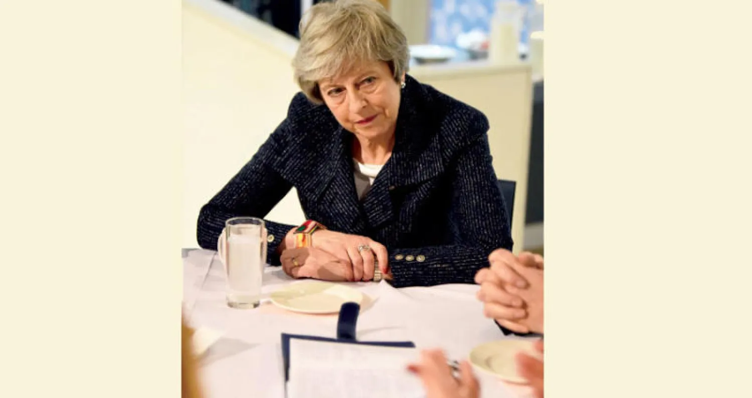 ماي خلال زيارتها أمس لشمال آيرلندا التي تشكل حدودها مع الاتحاد الأوروبي معضلة أساسية في مفاوضات «بريكست» (أ.ف.ب)