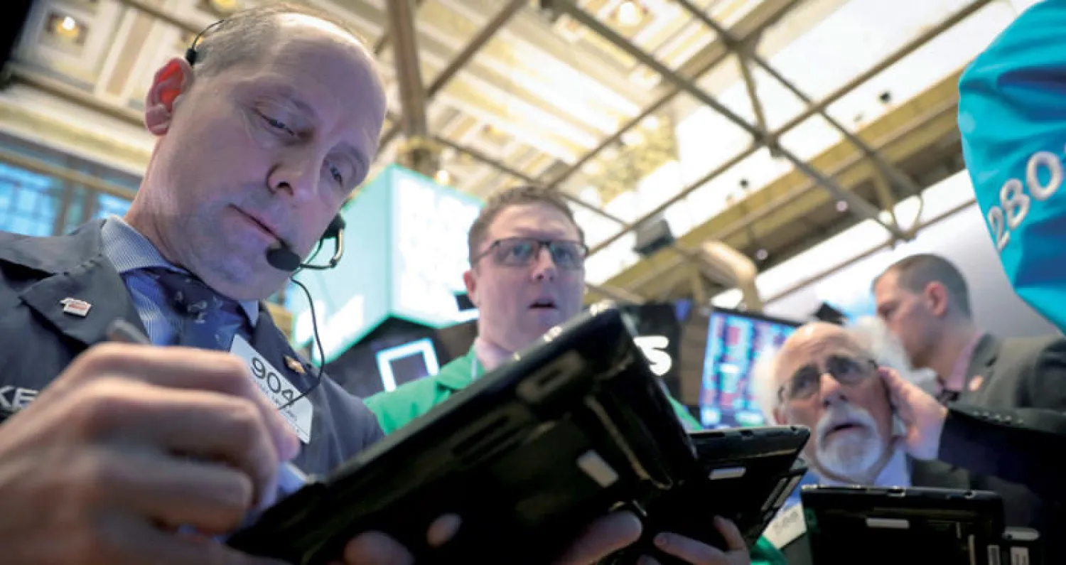 هبط أغلب بورصات الأسهم العالمية أمس بعدما عزز خطاب حالة الاتحاد للرئيس الأميركي دونالد ترمب الضبابية في الأسواق (رويترز)