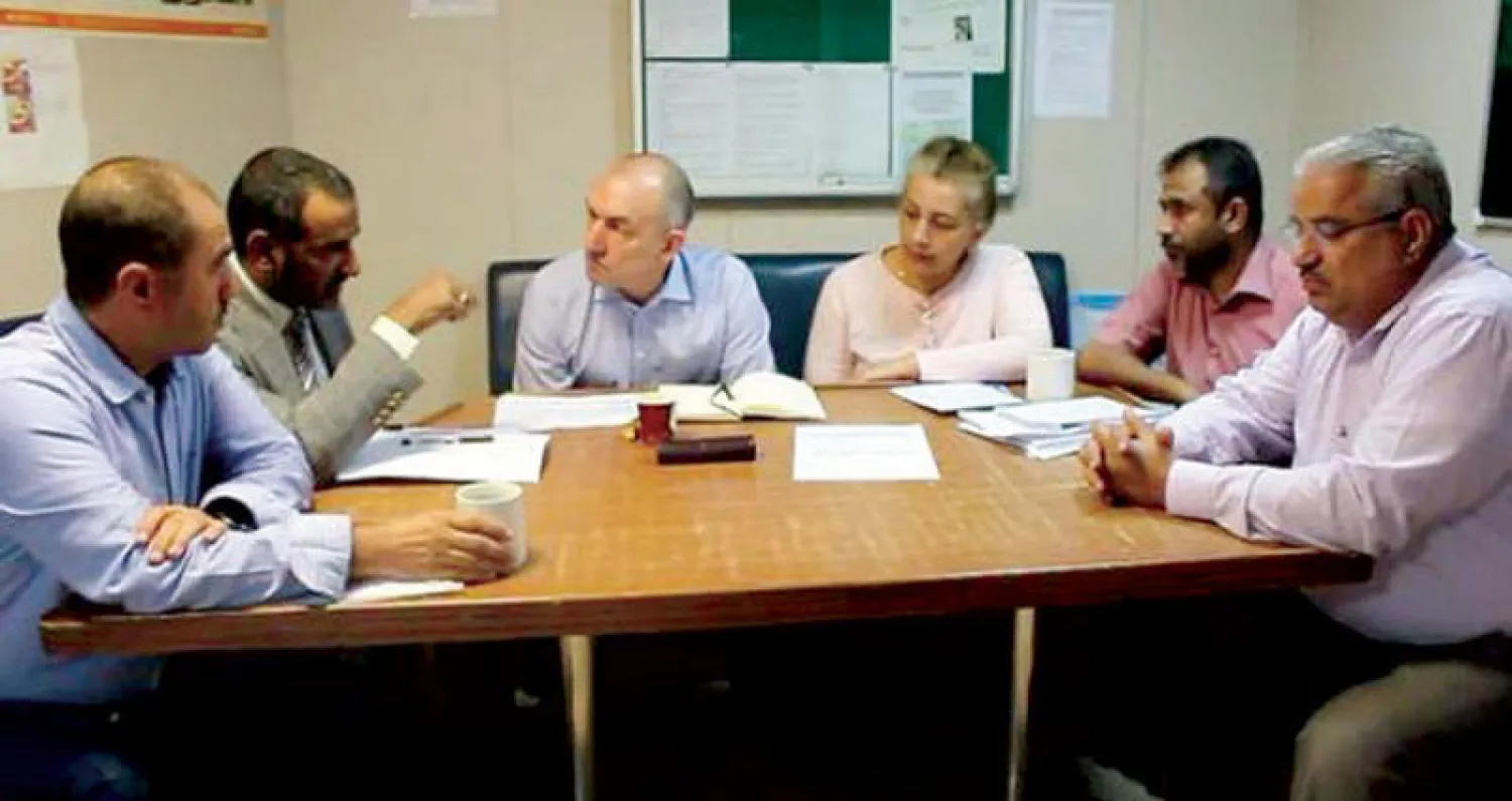 الجنرال مايكل لوليسغارد خلال اجتماع له على متن السفينة الأممية قبالة ميناء الحديدة