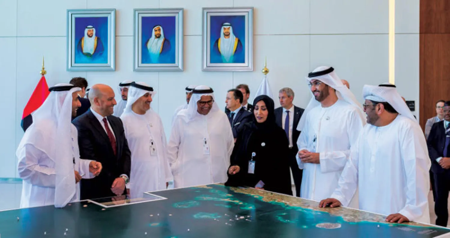 الدكتور سلطان الجابر وعدد من المسؤولين في «أدنوك» وشركة الجرافات البحرية الوطنية أمام مجسم للمشروع (الشرق الأوسط)