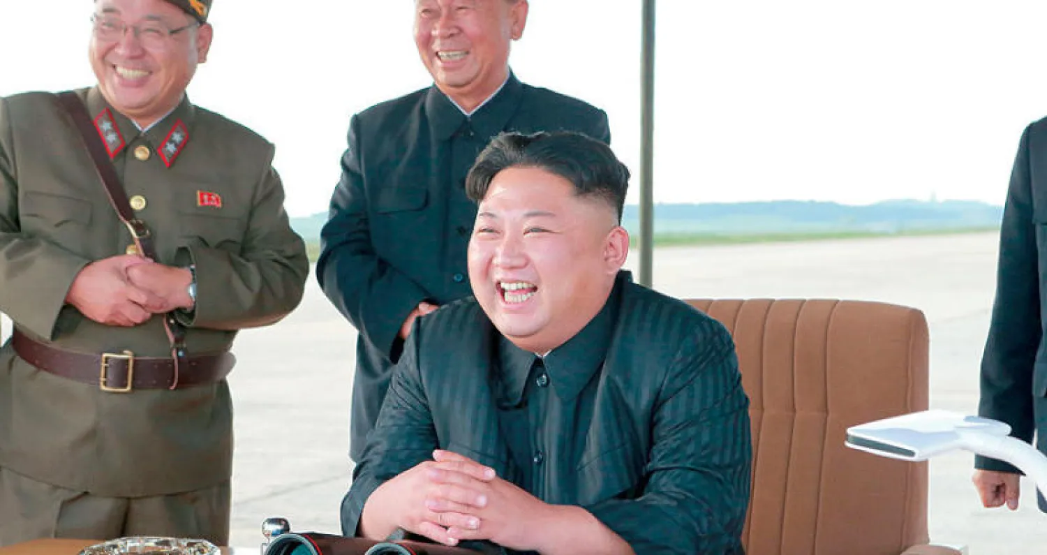 صورة أرشيفية لكيم وهو يتابع إطلاق صاروخ متوسط المدى في سبتمبر 2017 (أ.ب)