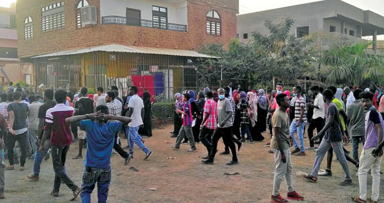 محتجون خلال مسيرة في الخرطوم (أ.ف.ب)