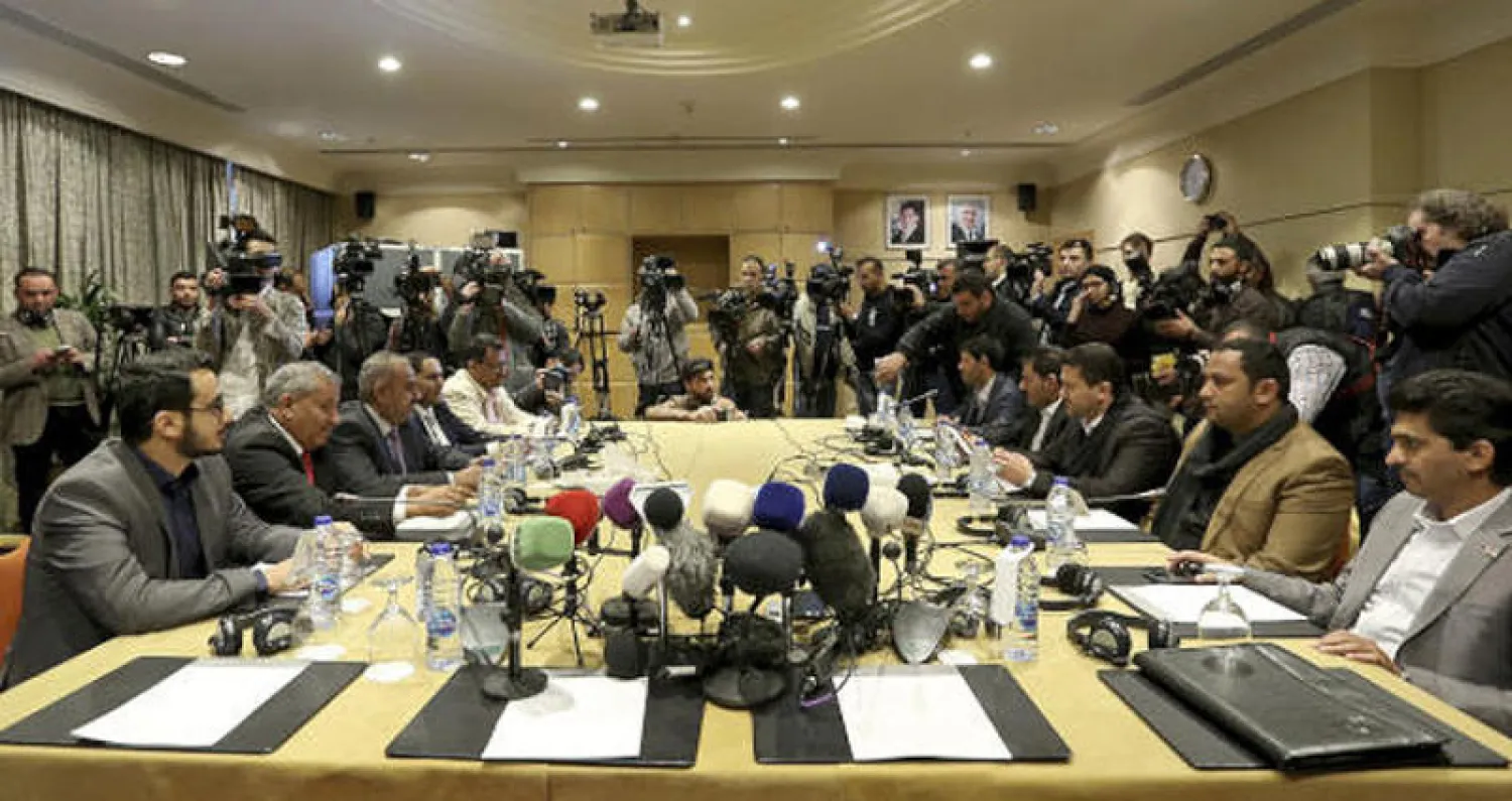 وفدا الحكومة (يسار) والحركة الحوثية خلال اجتماعهما في عمّان أمس (ا.ب)