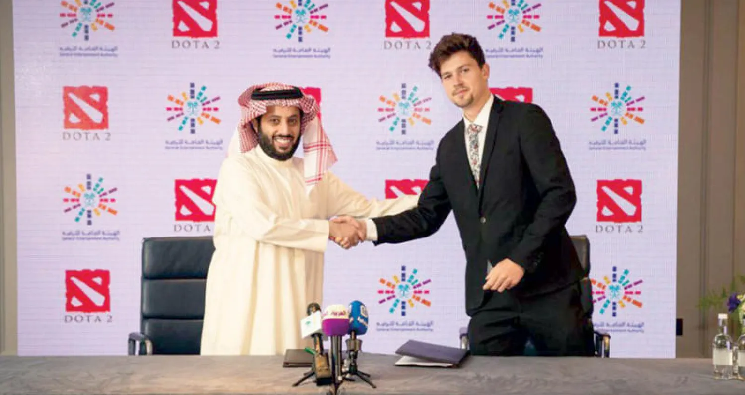 آل الشيخ لدى توقيعه إحدى الاتفاقيات مع الجانب البريطاني