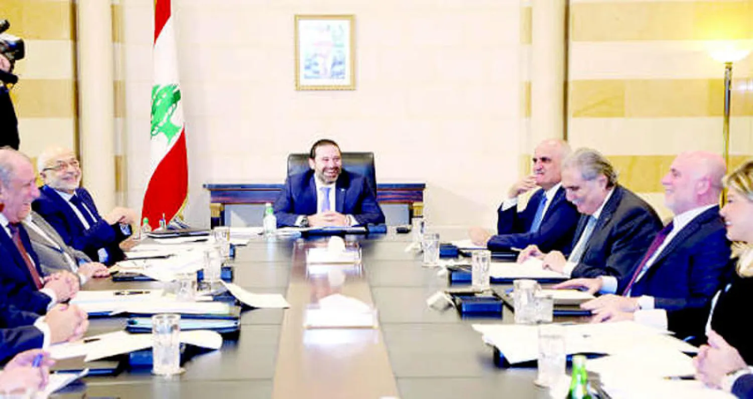 الرئيس سعد الحريري مترئساً اجتماع لجنة البيان الوزاري أمس (دالاتي ونهرا)
