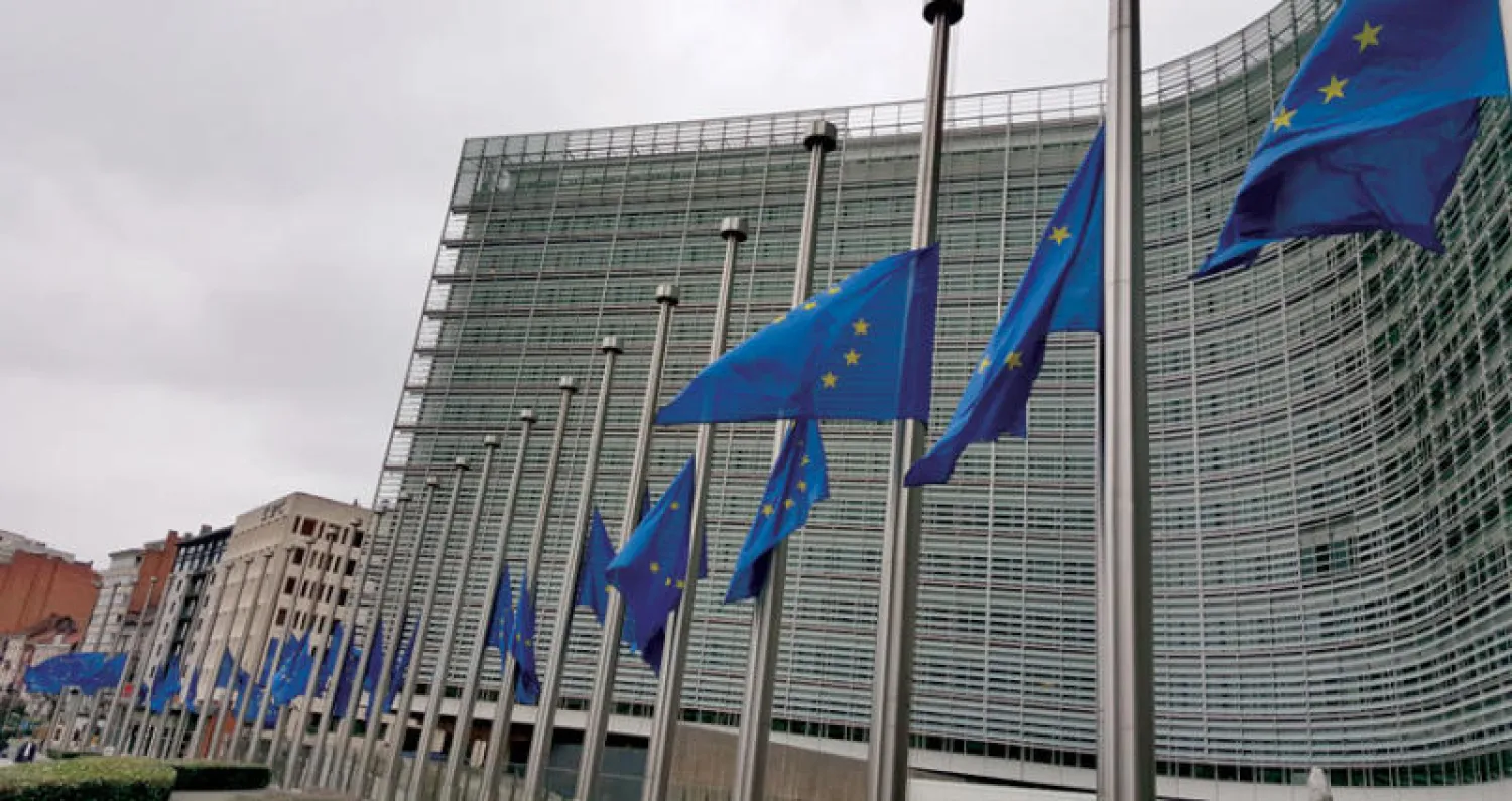 أعلام الاتحاد الأوروبي أمام مقر المفوضية في بروكسل