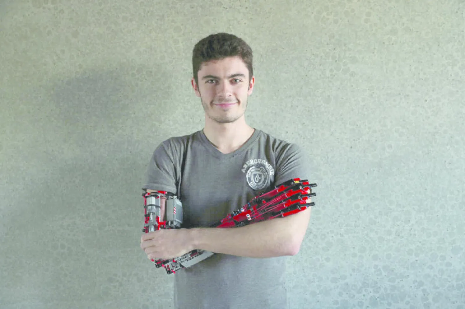 ديفيد أجيلار يبتسم للكاميرا بعد تركيب ذراعه المكونة من قطع الليجو (رويترز)