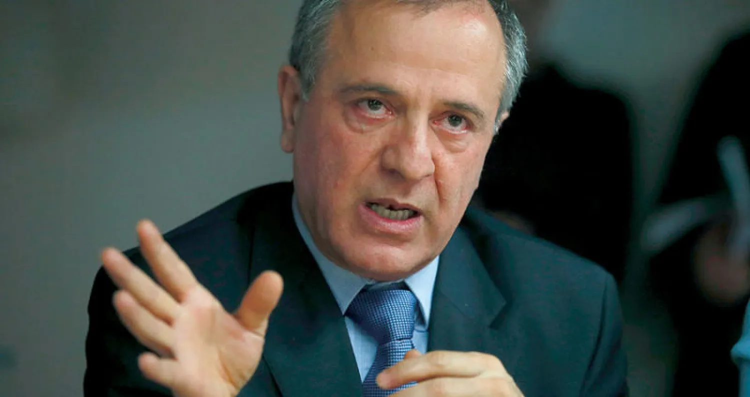 الباحث والصحافي الإيراني إيرج مصداقي وهو معتقل سياسي سابق يدلي بشهادته أمس في باريس حول وثائق مسربة تكشف قمع الصحافيين بإيران (أ.ب)