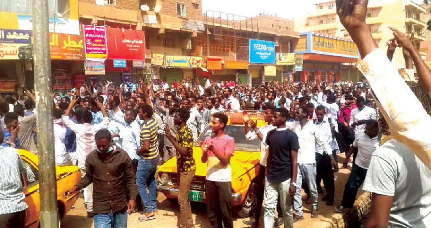 مظاهرات حاشدة في السوق العربي وسط الخرطوم أمس