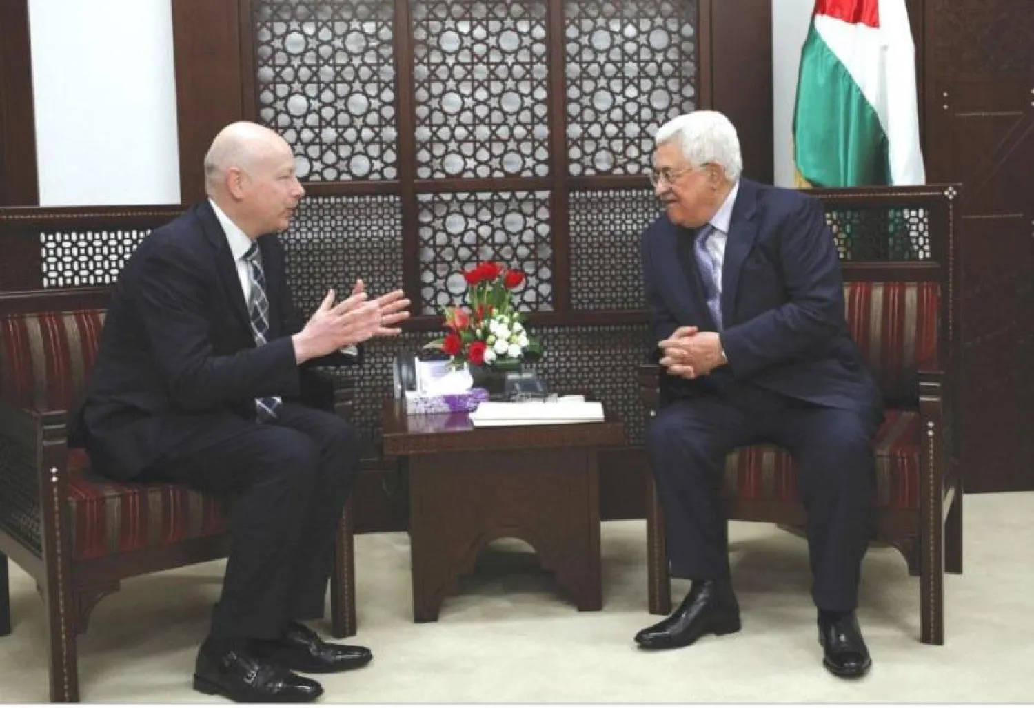الرئيس محمود عباس في لقاء سابق مع جيسون غرينبلات (أرشيف - رويترز)