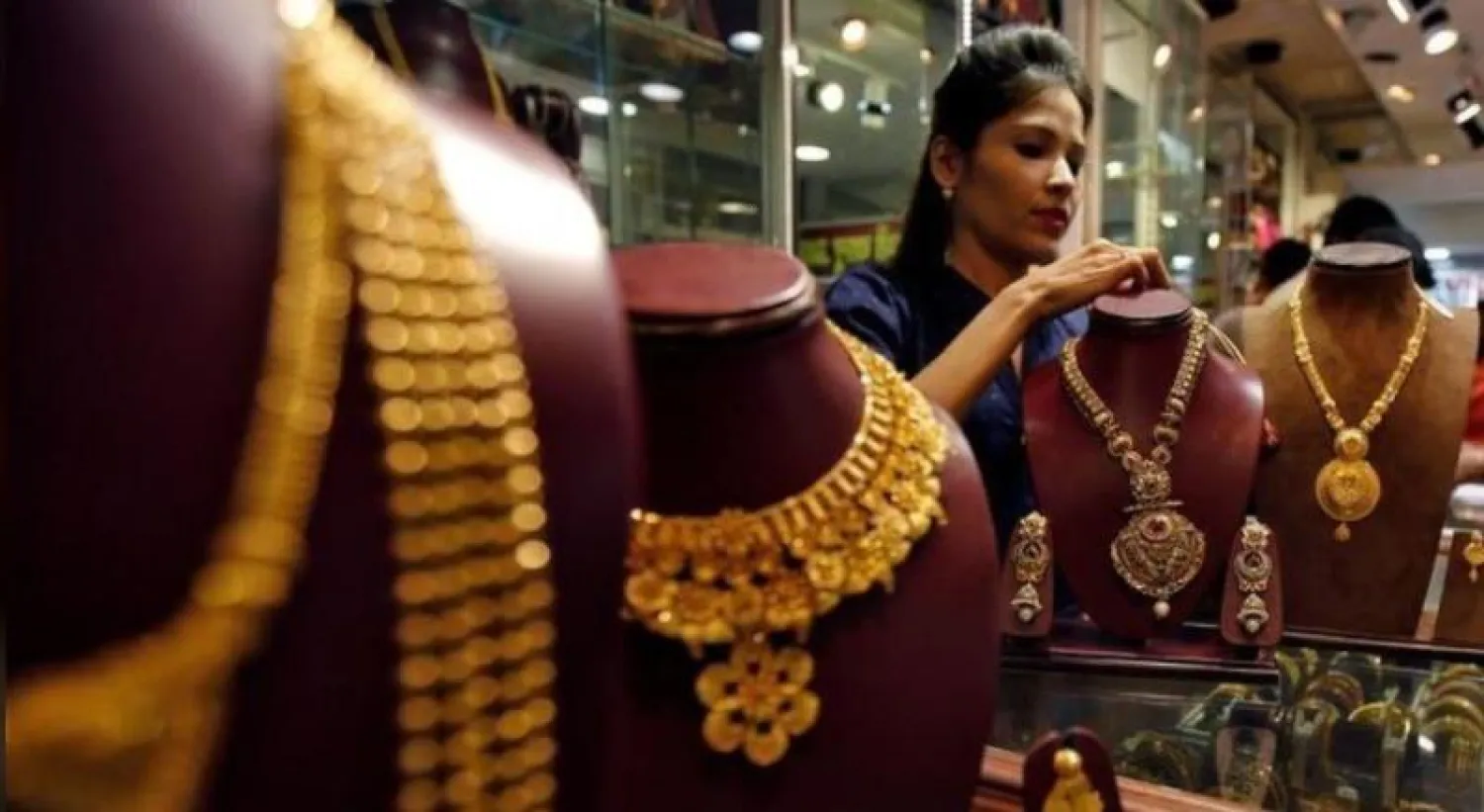 سيدة بإحدى أسواق الذهب في نيودلهي (رويترز)