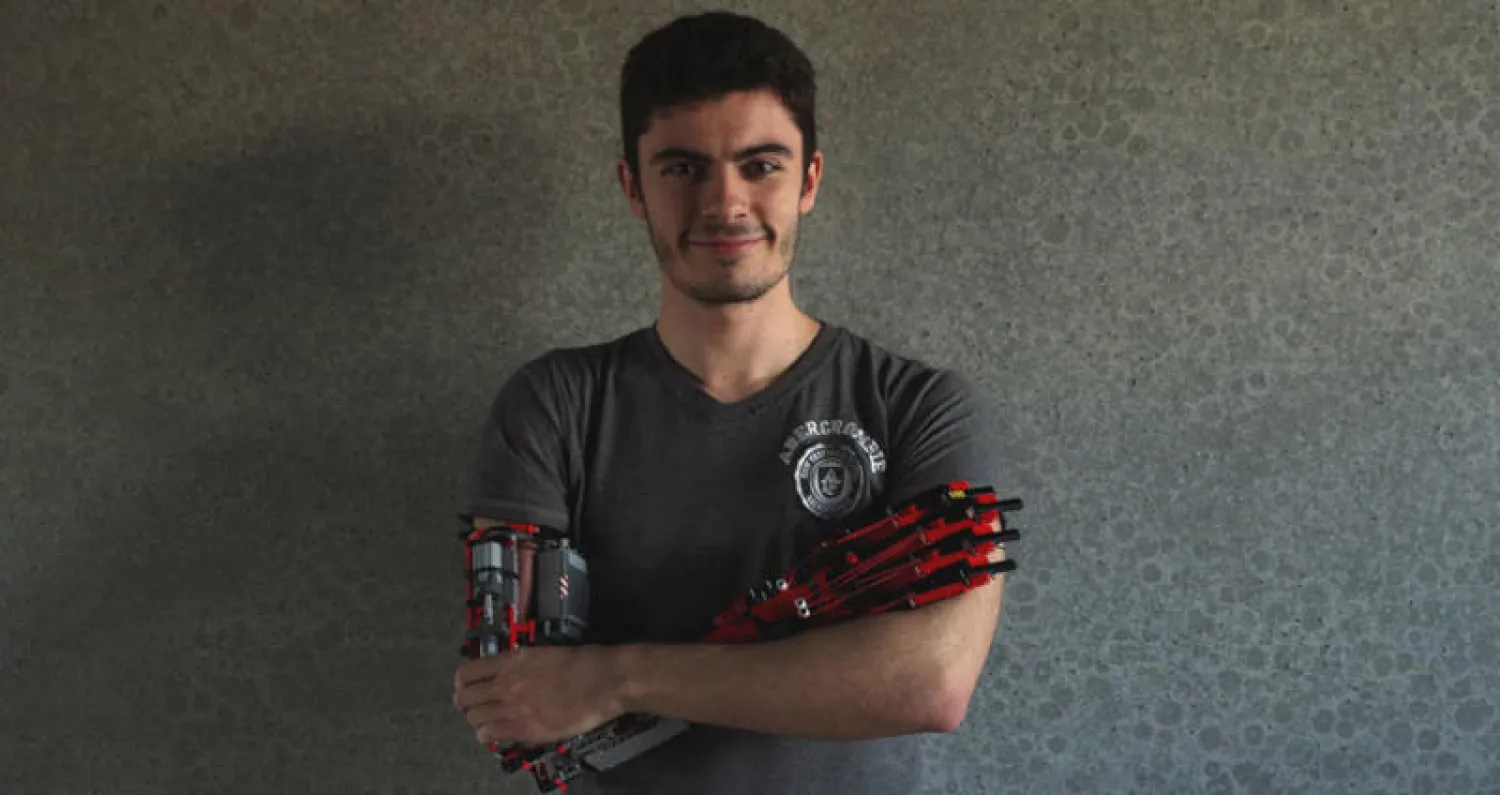 ديفيد بذراع {ليغو} (رويترز)