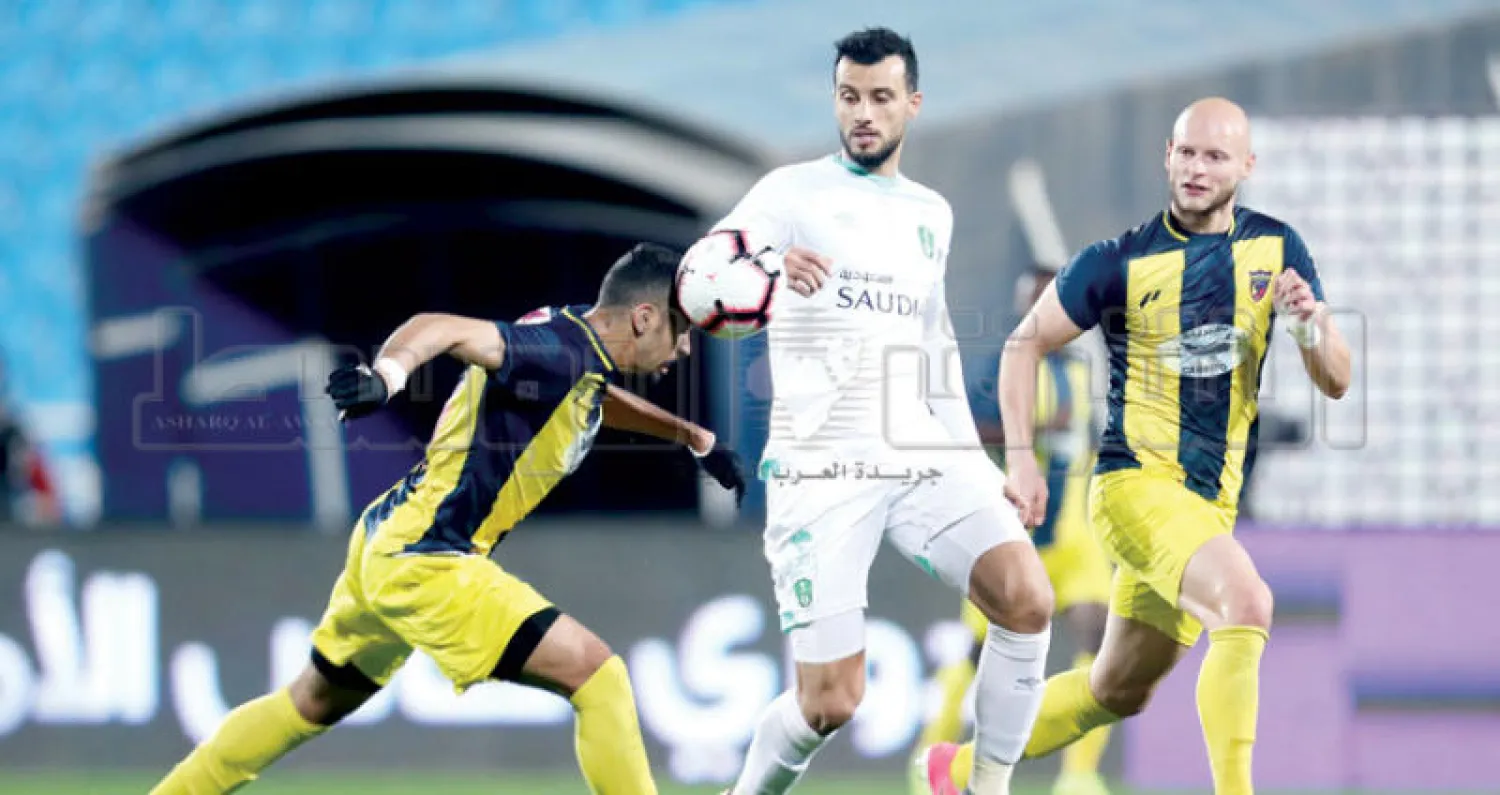 السومة يقود هجمة أهلاوية وسط محاصرة لاعبي الحزم (تصوير: صالح الغنام)