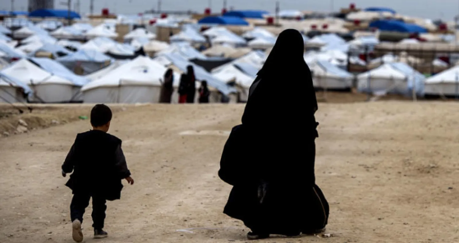 نازحون سوريون من المعارك ضد «داعش» شرق سوريا أمس (أ.ف.ب)