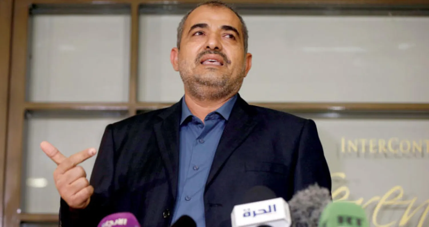 اللواء حمود المجيدي المتحدث باسم الحكومة الشرعية يتحدث للصحافيين في عمان أمس (رويترز)