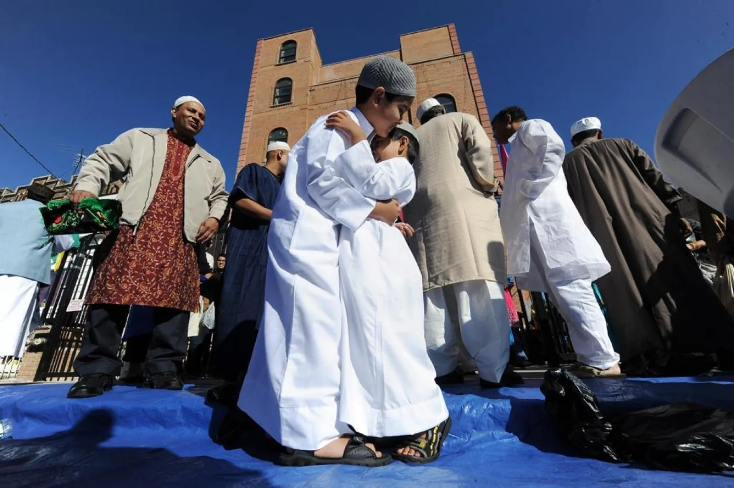 Brooklyn-New York’ta bir mahalle camisinin önünde Ramazan Bayramı’nı kutlayan Amerikalılar (AFP-Getty Images)