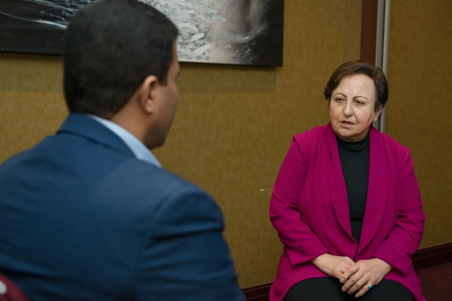 Şirin Ebadi, Muhammed Cumeyh ile konuşurken (Independent Arabia)