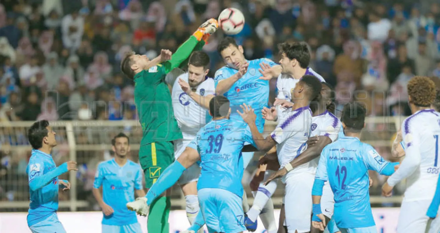 من مباراة الهلال والباطن أمس (تصوير: علي الظاهري)