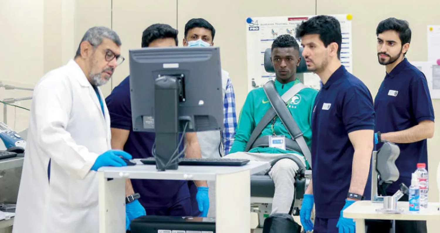 الفريق الطبي خلال إشرافه على فحوصات أحد اللاعبين (الشرق الأوسط)