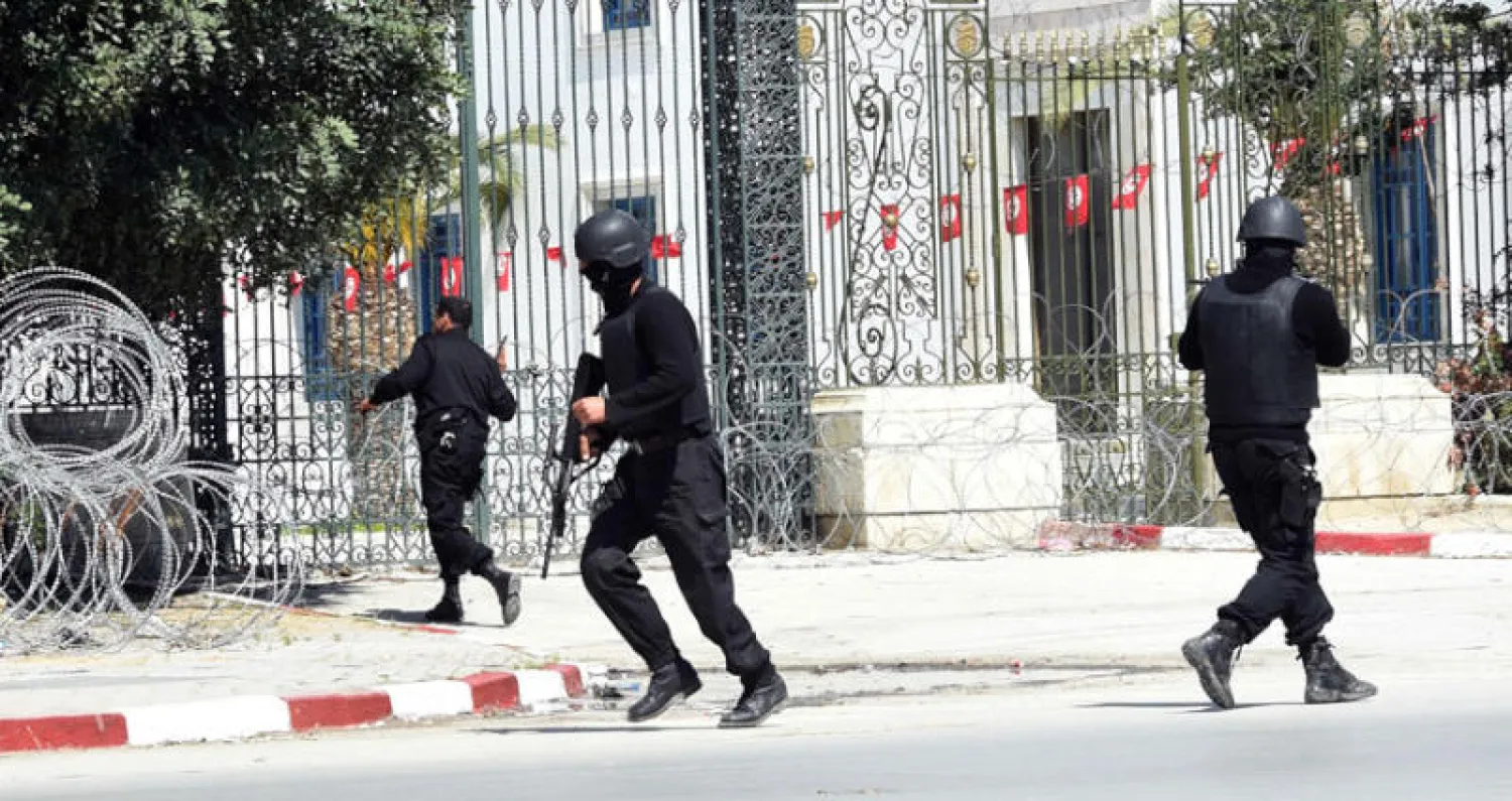 قوات الأمن التونسية عقب الهجوم الإرهابي على متحف باردو الذي وقع يوم 18 مارس 2015 وأدى إلى مقتل 22 سائحاً أجنبياً (أ.ف.ب)