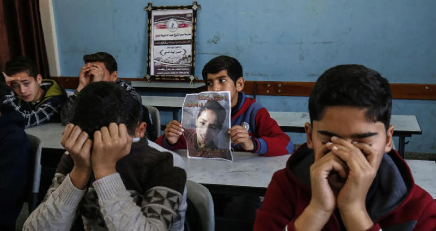 تلاميذ في مدرسة بخان يونس يبكون زميلهم حسن شلبي (14 سنة) الذي قُتل أول من أمس الجمعة (أ.ف.ب)