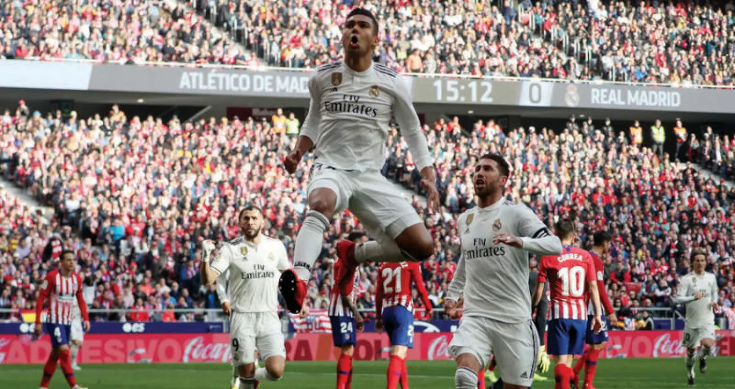 كاسيميرو يقفز محتفلاً بعد أن افتتح أهداف الريال في مرمى أتليتكو (رويترز)