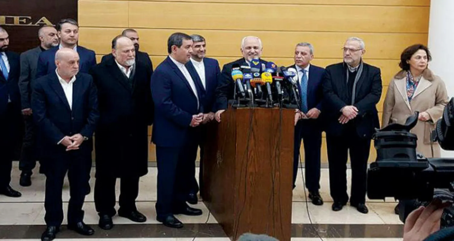 ظريف محاطاً بنواب «حزب الله» و«أمل» لدى وصوله إلى مطار بيروت (الشرق الأوسط)