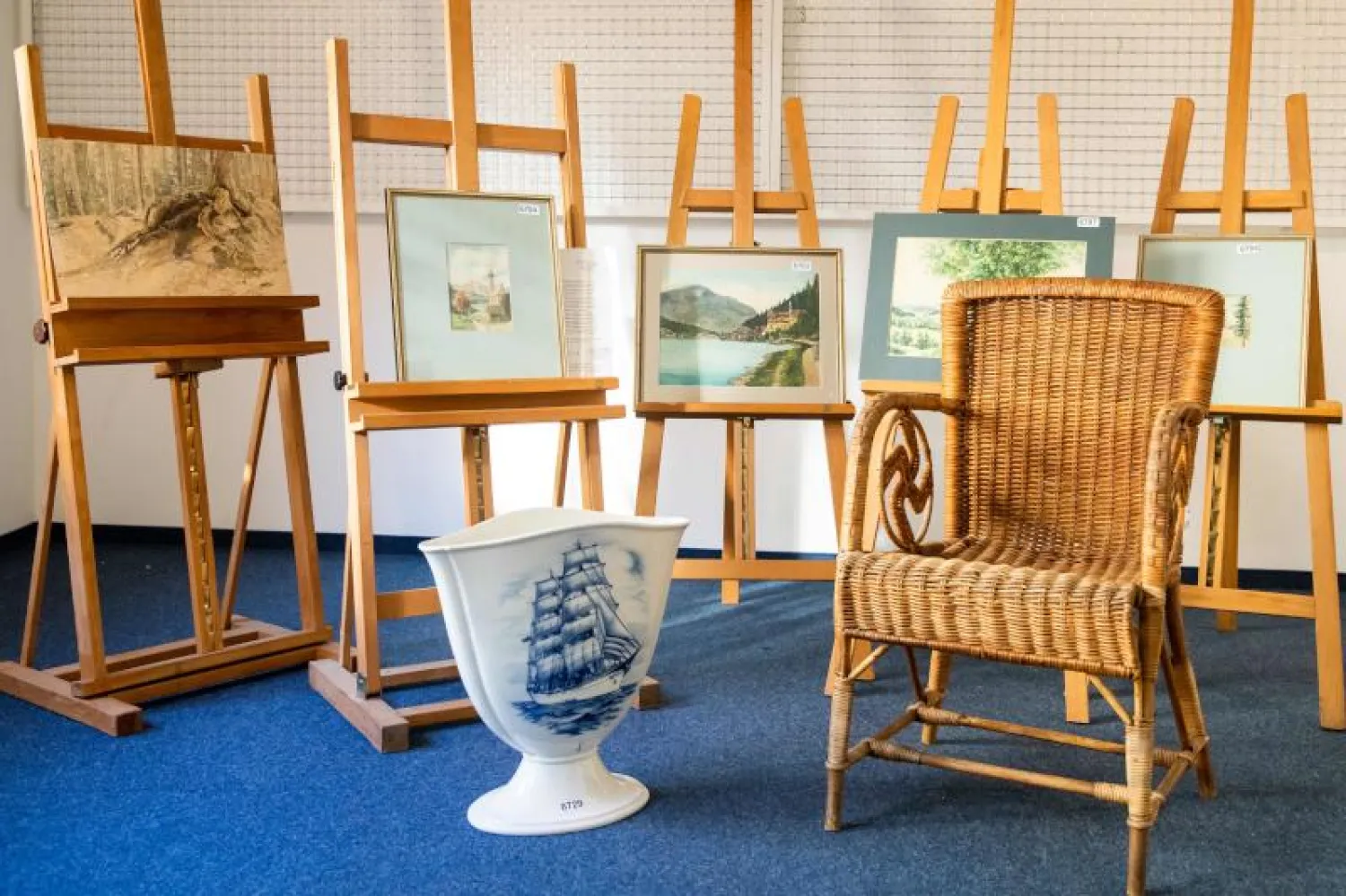 طرح لوحات وممتلكات لهتلر للبيع في مزاد بمدينة نورمبرغ الألمانية (أ.ف.ب)