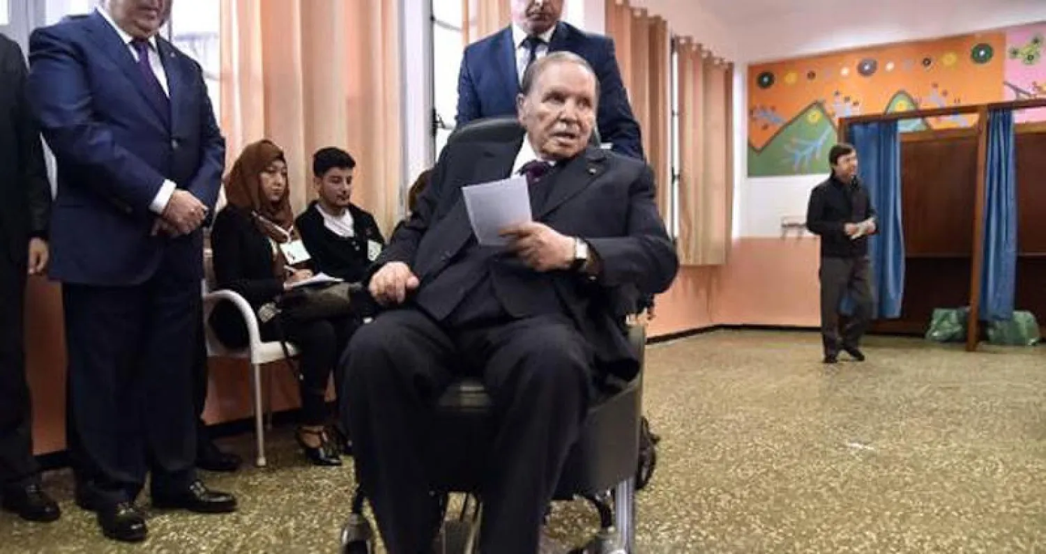 الرئيس الجزائري عبد العزيز بوتفليقة أثناء التصويت في الانتخابات السابقة (أ.ف.ب)