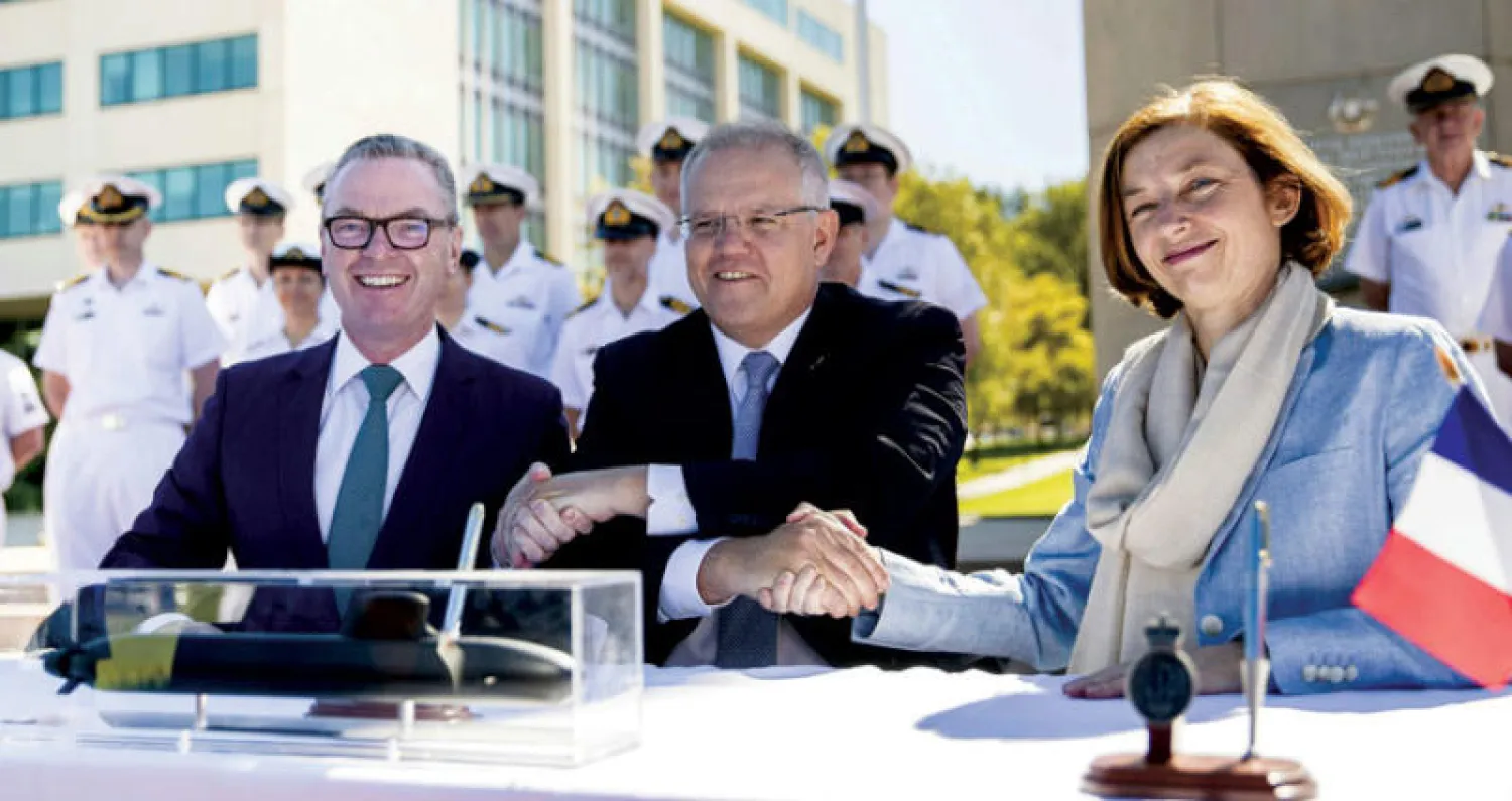 موريسون يتوسط وزير الدفاع الأسترالي ونظيرته الفرنسية في كانبيرا أمس (أ.ف.ب)