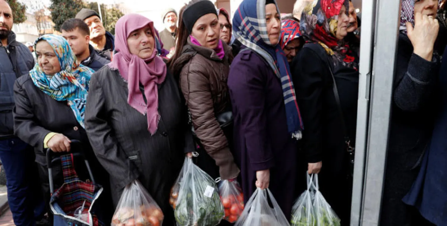 طابور أمام متجر مدعم في بيرم باشا بإسطنبول اليوم (رويترز)