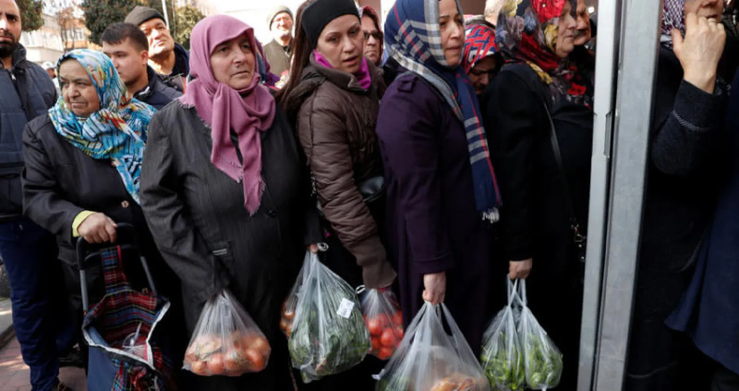 طابور أمام متجر حكومي لبيع الغذاء المخفض في اسطنبول أمس (رويترز)