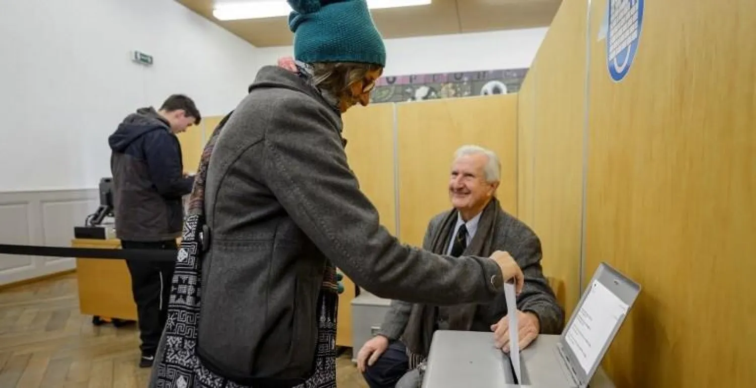 ناخبون في كانتون جنيف يدلون بأصواتهم تجاه القانون الجديد (أ.ف.ب)