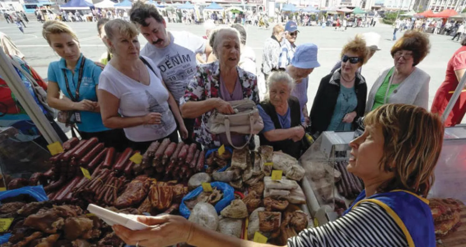 تسعى حكومة روسيا لإعادة إحياء الأسواق الشعبية المفتوحة لأهداف اقتصادية (رويترز)