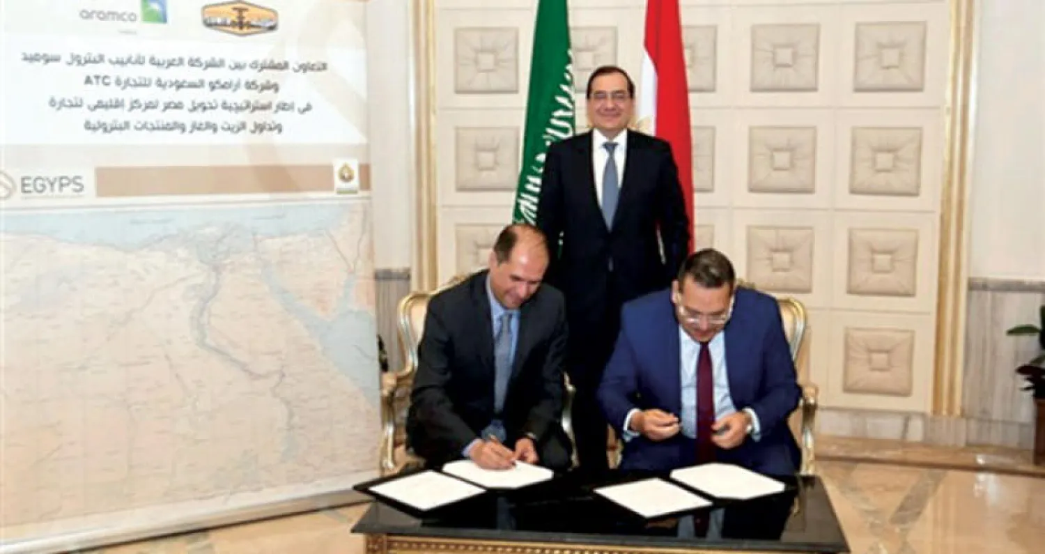 وزير البترول المصري طارق الملا خلال توقيع اتفاقية بين «أرامكو» و«سوميد» في القاهرة أمس