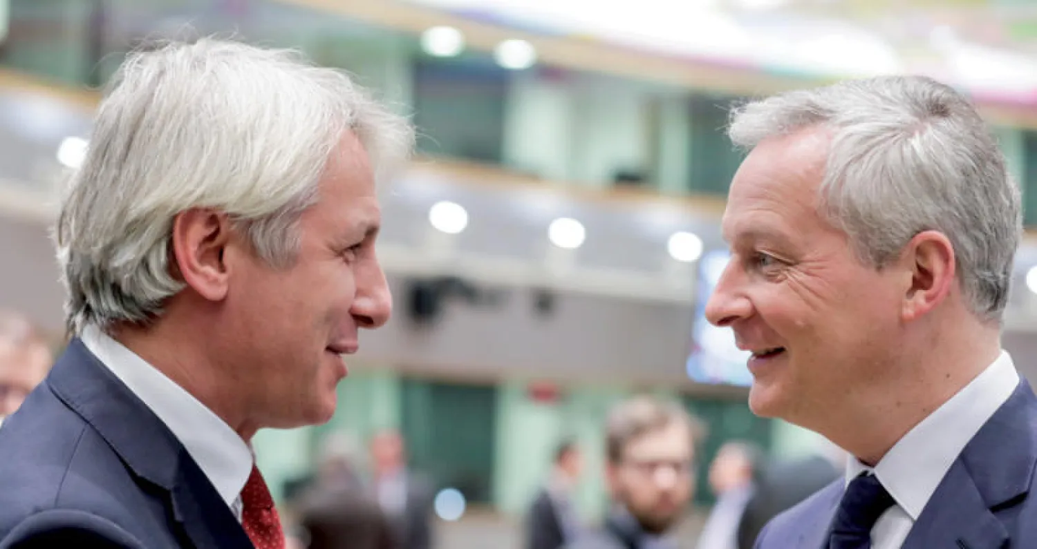 وزيرا مالية رومانيا وفرنسا خلال الاجتماعات الوزارية في بروكسل (إ.ب.أ)