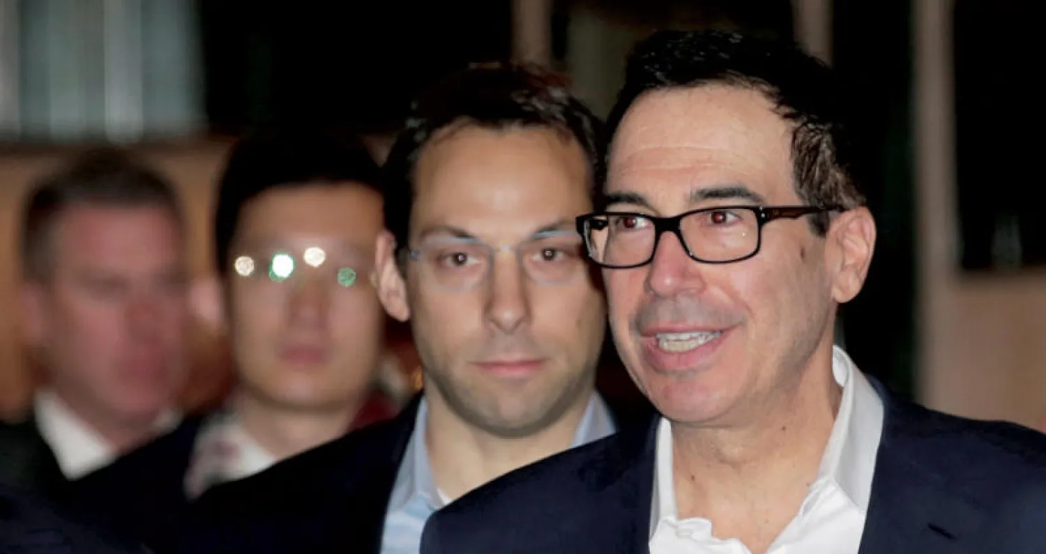 وزير الخزانة الأميركي ستيفن منوتشين لدى وصوله إلى العاصمة الصينية بكين أمس (رويترز)