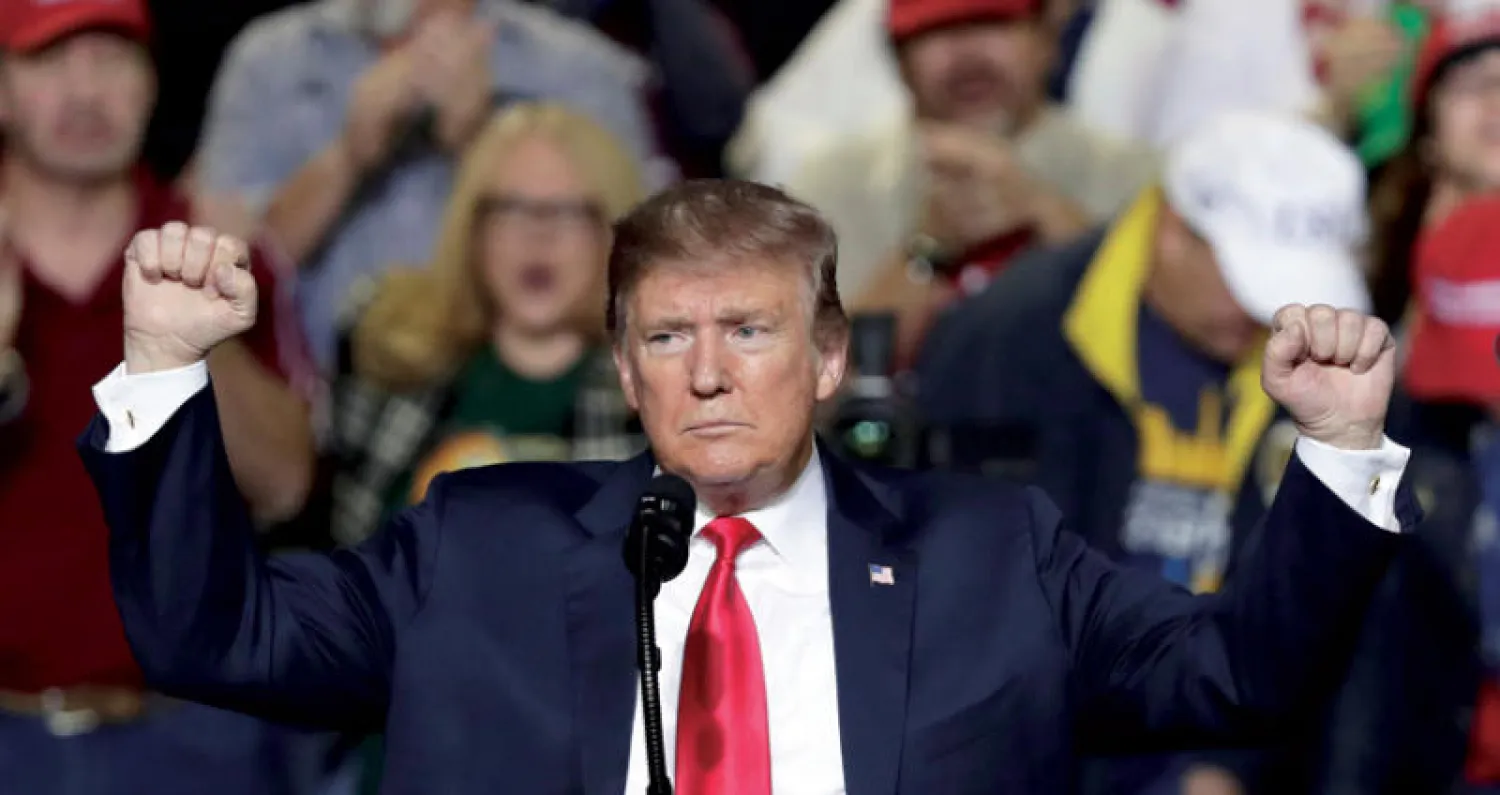 ترمب يلقي كلمته وخلفه عدد كبير من المناصرين (أ.ب)