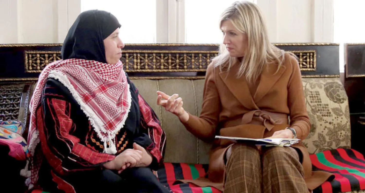 فاطمة الزعبي تستقبل الملكة ماكسيما (أ.ف.ب)